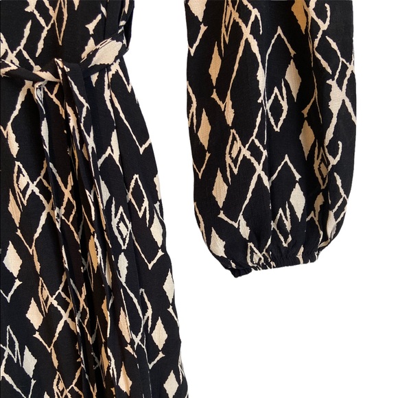 ZARA DRESS BLACK AND CREAM PATTERNED, LONG SLEEVE FLOWY WITH BELT, SIZE SMALL - Picture 2 of 9